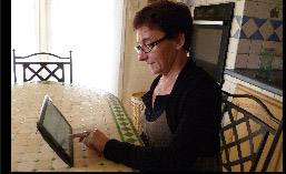 patient avec tablette tactile