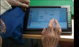 patient avec tablette tactile