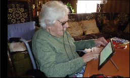 patient avec tablette tactile